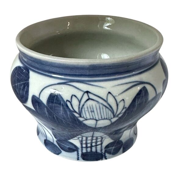 Vintage Hand-Painted Ceramic Chinoiserie Blue & White Lotus Bowl / Potpourri Pot - Picture 2 of 14